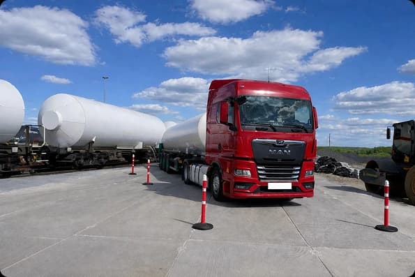 CO₂ storage tanks and cryogenic equipment